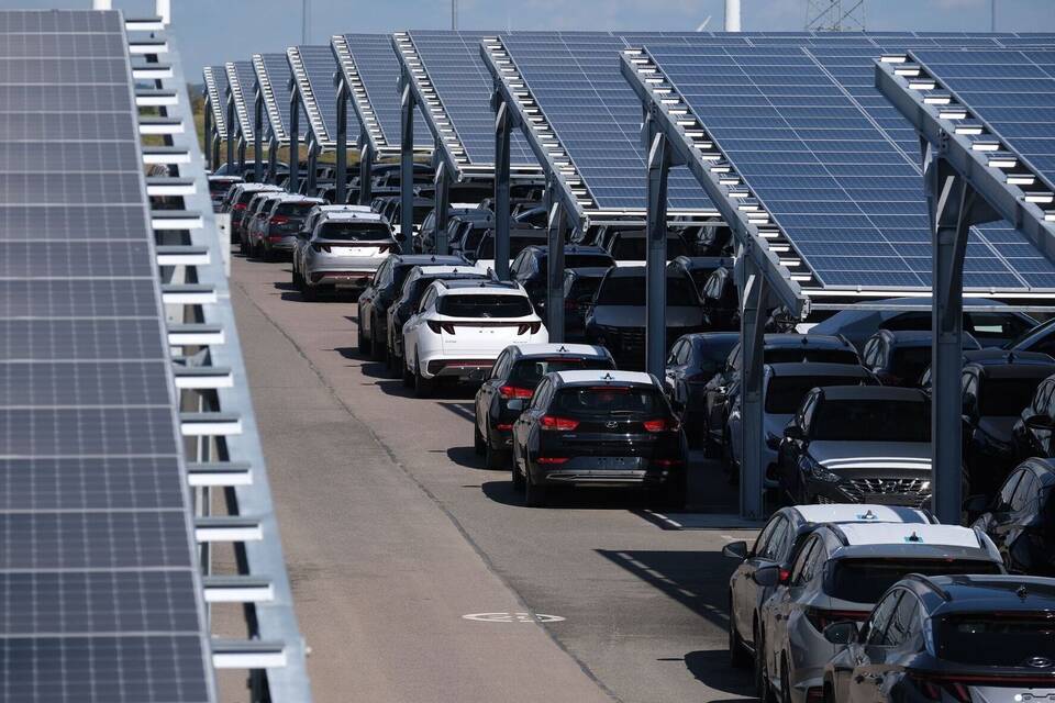 Solar-Anlagen über Parkplätzen
