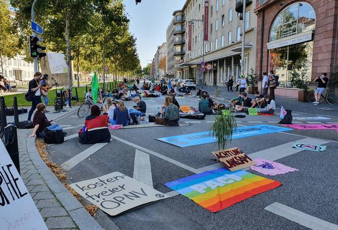 
		Mannheim:  Klima-Aktivisten blockieren Augusta-Anlage
		