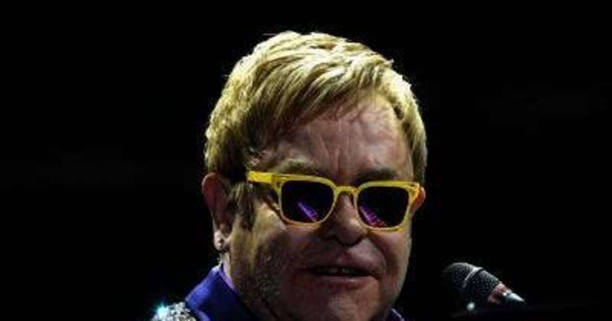 Elton John kippt während Tennisturnier vom Stuhl - Leute - Rhein Neckar ... - 52333_1_articleopengraph_elton-john-setzte-sich-zwischen-die-stuehle-foto-jacek-bednarczyk
