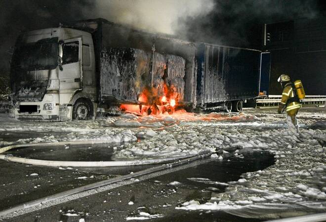 
		A6 bei Mannheim:  Nach einem Lastwagenbrand wurde die A6 komplett gesperrt (Update)
		
