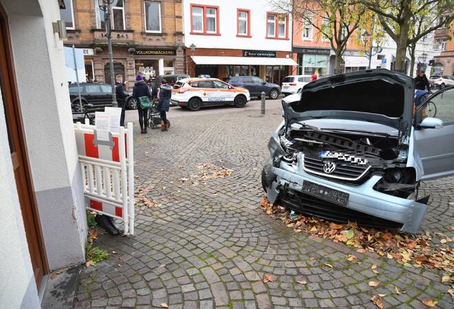 
		Heidelberg:  87-jähriger Autofahrer fährt unkontrolliert über den Neuenheimer Marktplatz (Update)
		
