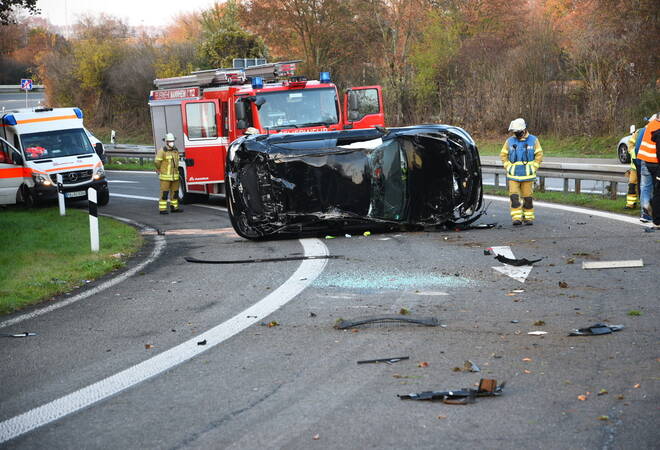
		Mannheim:  Fahrer nach mehrfachem Überschlag leicht verletzt
		