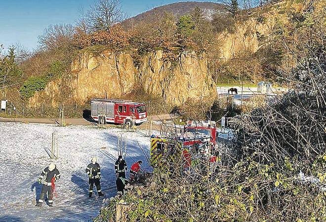 
		Dossenheim:  Feuerwehr rettete Seniorin aus dem Steinbruch
		