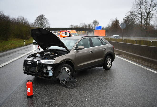 
		A659 bei Weinheim:  Auto kracht in Betongleitwand
		