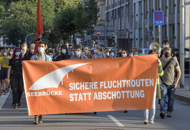 
		Solidarität mit Geflüchteten:  Menschenkette durch ganz Heidelberg - und bis zum Mittelmeer
		
