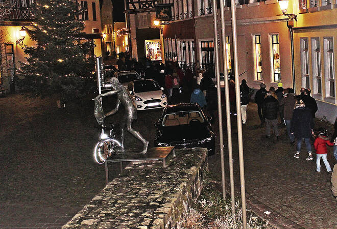 
		Ladenburg:  Marktplatz zu klein für Menschenkette
		