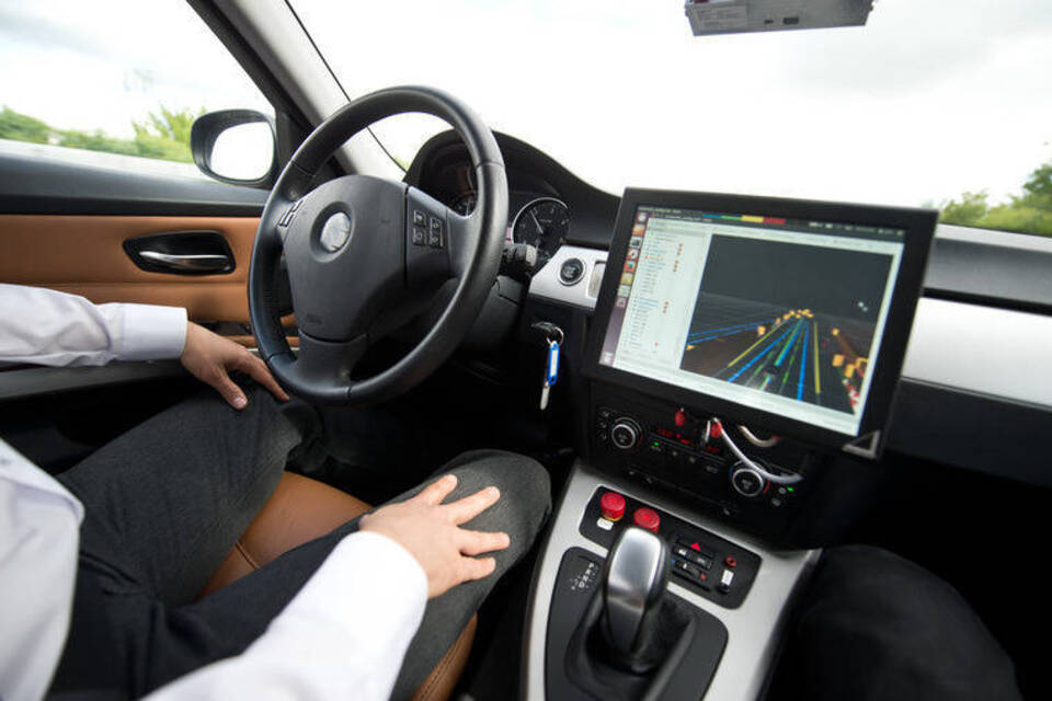 Hände weg vom Steuer - Im autonomen Testwagen auf der Autobahn
