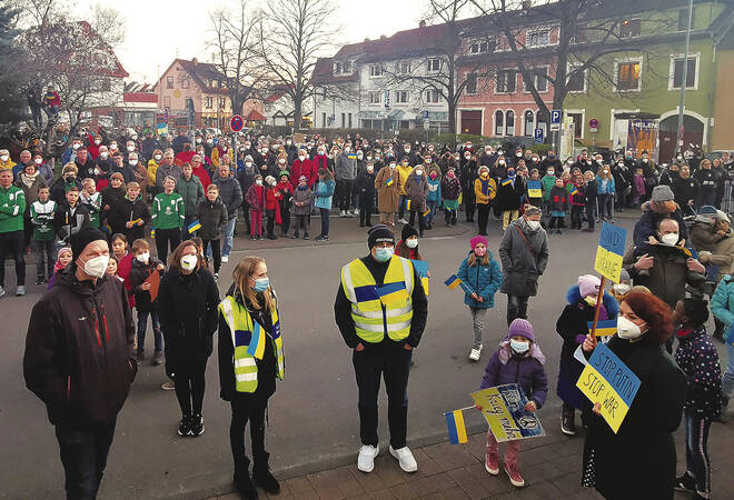 
		Dossenheim:  Rund 300 Menschen bei Kundgebung vor Rathaus
		