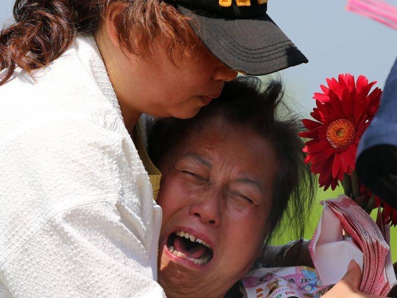 Foto: <b>Wu Hong</b> - 88301_1_org_weinende-angehoerige-ueberlebende-der-schiffskatastrophe-auf-den-jangtse-wurden-nicht-mehr-entdeckt-foto-wu-hong