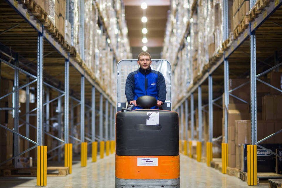 Der richtige Ort: Für Azubis in der Lagerlogistik ist Ordnung alles Der richtige Ort: Für Azubis in der Lagerlogistik ist Ordnung alles