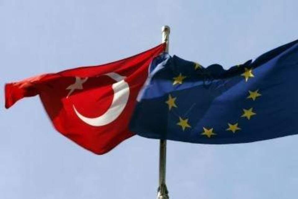 Türkische und EU-Fahne