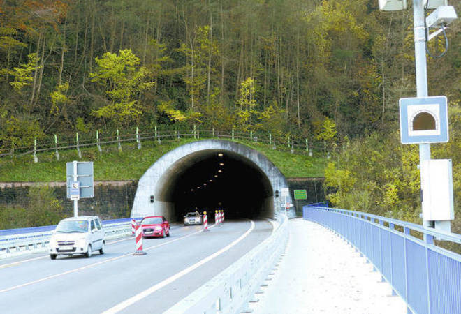 
		Hirschhorn:  B37-Tunnel nach Unfall voll gesperrt
		