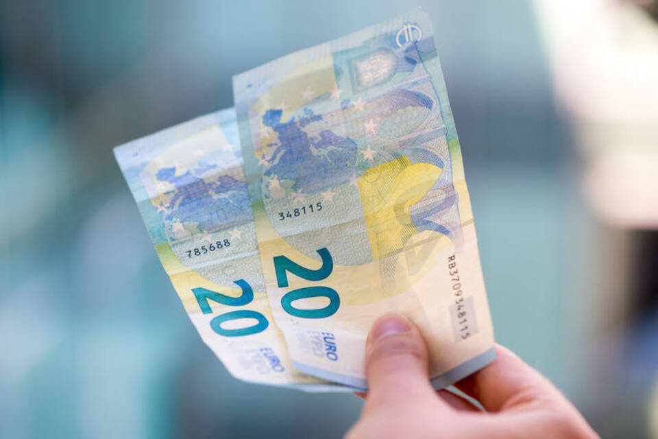 Warnsignal an Arbeitgeber: 40 Euro bei verspäteter Lohnzahlung