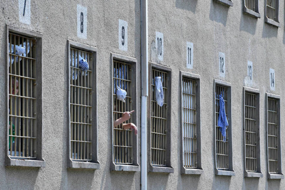 Sechs Männer in einem Raum - Wohnen hinter Gefängnismauern