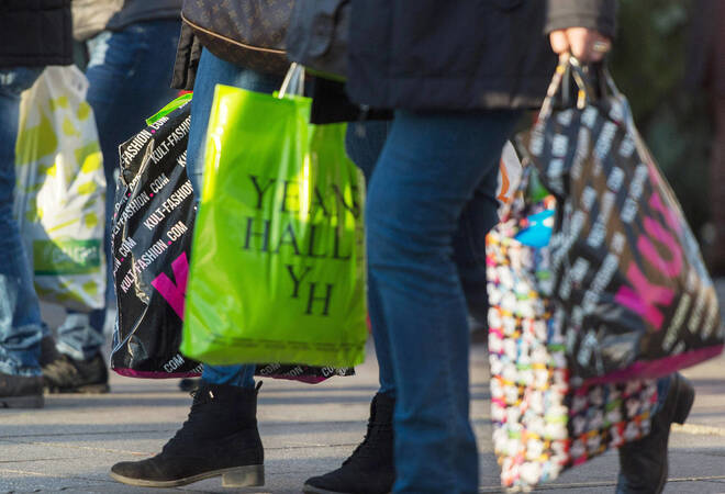 
		Shopping:  Einzelhandel am dritten Adventssamstag mit deutlichem Umsatzplus
		