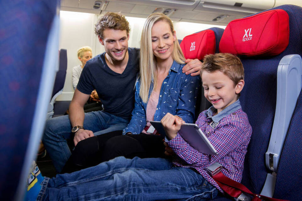 Fliegen als Familie: Regeln der Airlines im Überblick