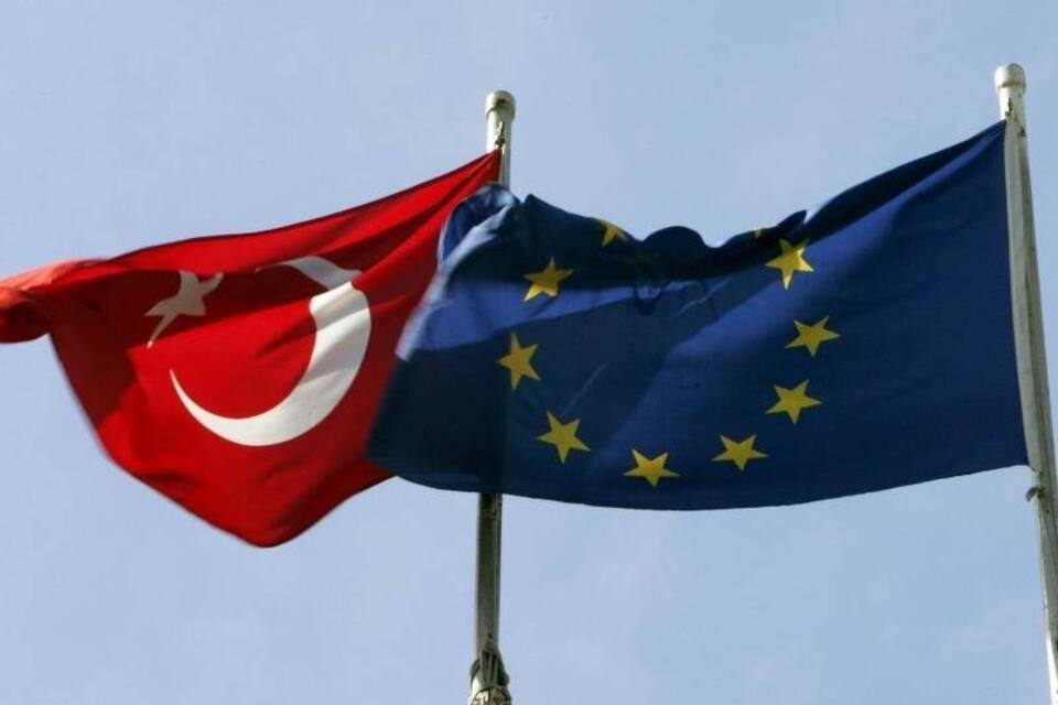 Türkische und EU-Flagge