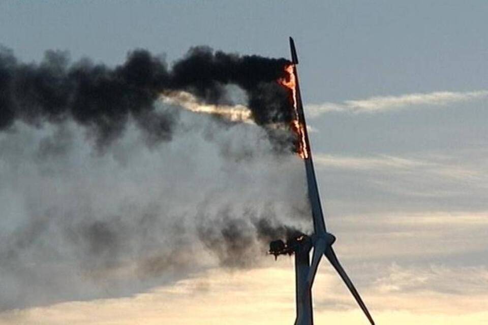Windkraftanlage in Flammen