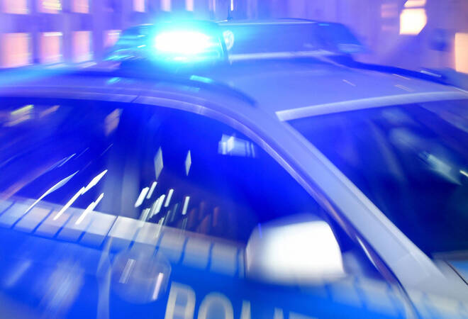 
		Ketsch:  Außenspiegel abgerissen und Polizisten angegriffen
		