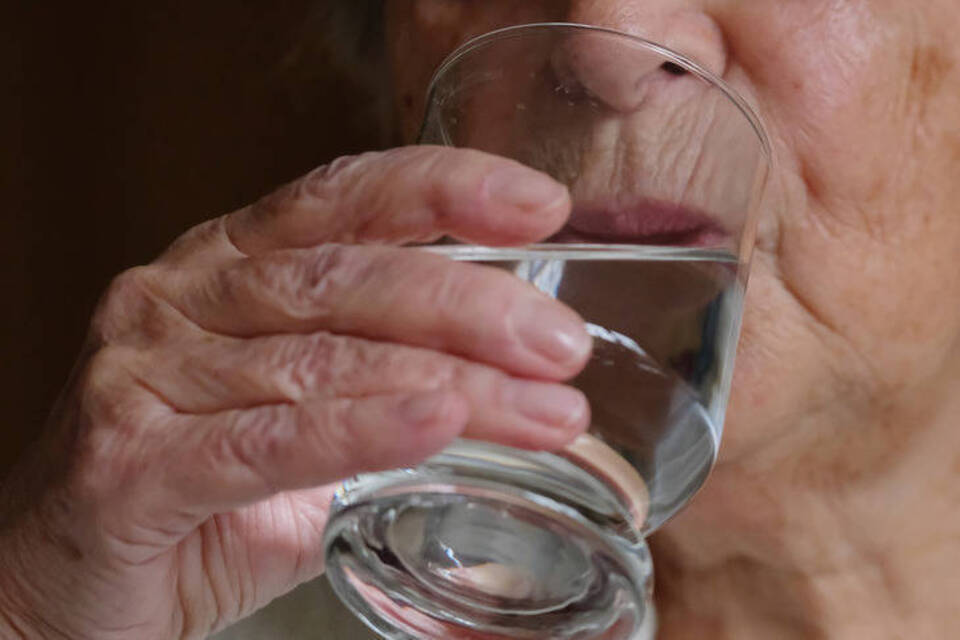 Saure Drops lutschen: Was Senioren gegen trockenen Mund tun können