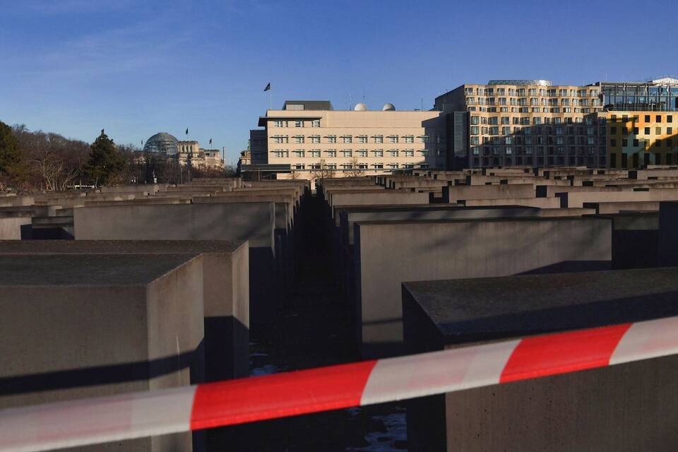 Nach dem Angriff am Holocaust-Denkmal in Berlin Nach dem Angriff am Holocaust-Denkmal in Berlin