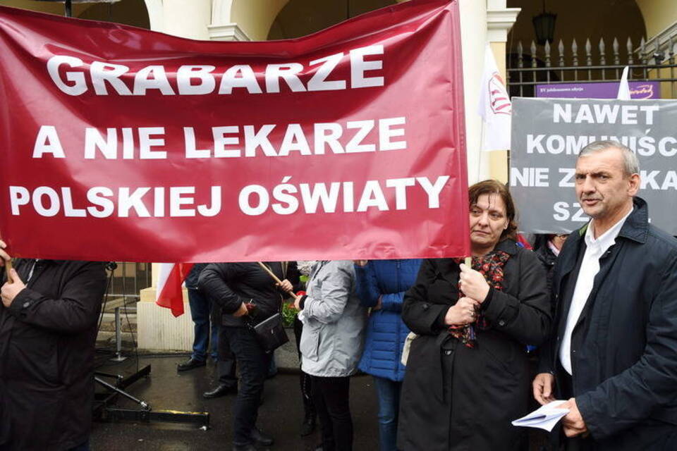 Polnische Eltern in Aufruhr - Regierung baut Schulsystem um