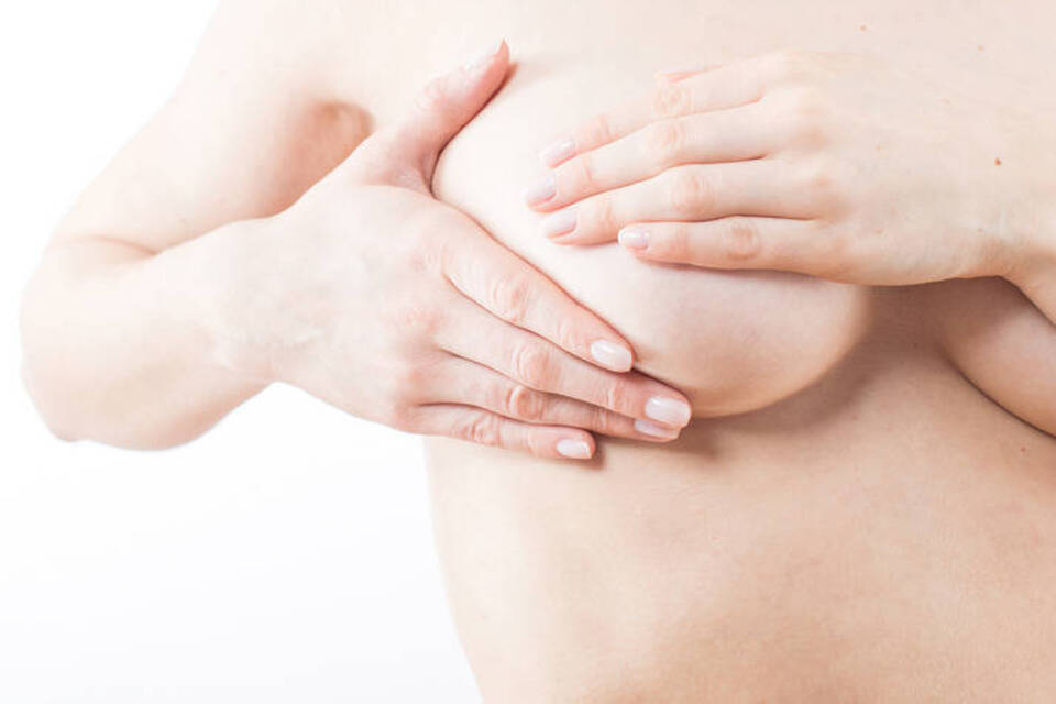 Sensibel für Veränderungen sein: Die Brust regelmäßig abtasten