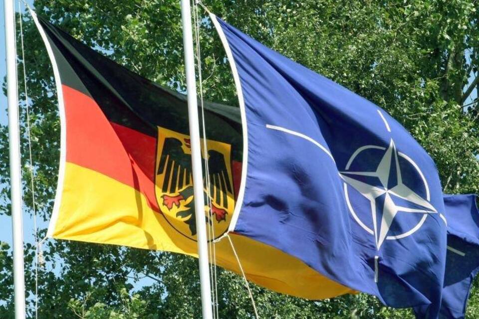 Deutsche und Nato-Fahnen