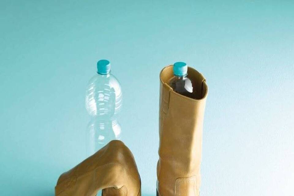 Zu schade für die Tonne: Aus Plastikflaschen werden Stiefelspanner
