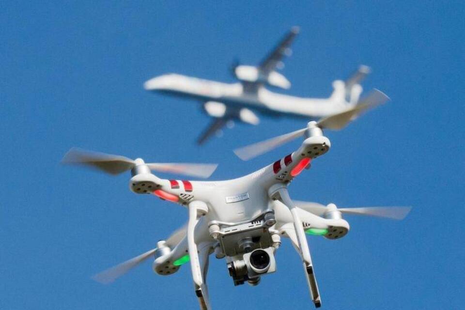 Drohne und Flugzeug