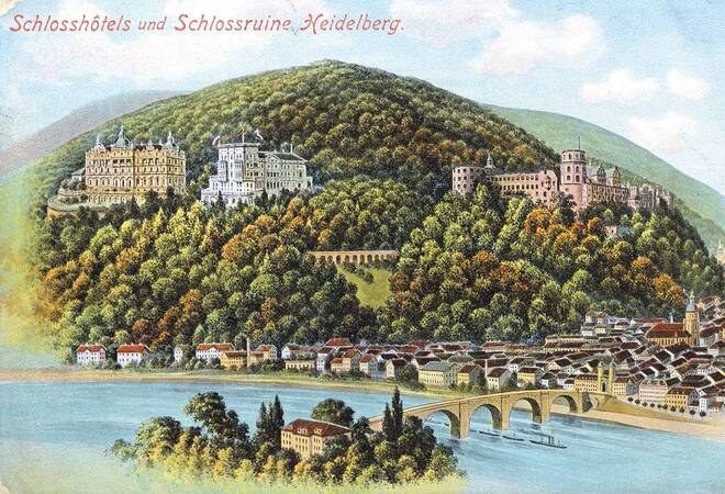 Holztafeln unterlagen Wegweisersteinen im Heidelberger Stadtwald