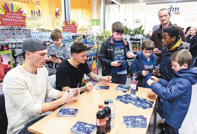 Hoffenheim-Profis gaben im "Kaufland" in Heidelberg-Rohrbach eine Autogrammstunde