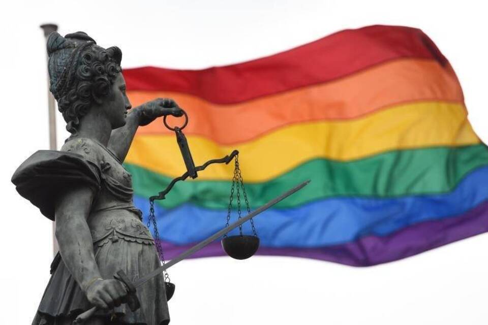 Justitia vor Regenbogenfahne