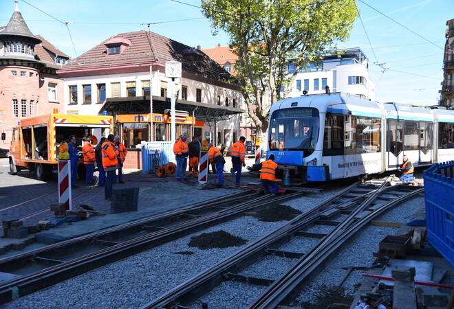 Linien 21 und 24 betroffen:  Straßenbahn in Heidelberg-Bergheim entgleist