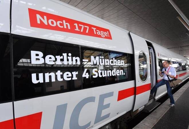 Riskanter öffentlicher Dreier In Der U-Bahn Riskanter öffentlicher Dreier In Der U-Bahn
