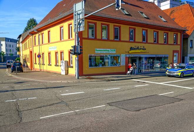 
		Sinsheim:  Frau von Auto angefahren und schwer verletzt - Polizei sucht Fluchtauto
		