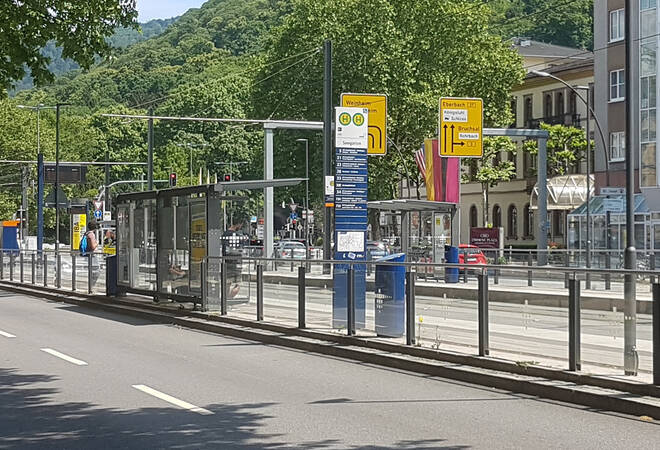 
		Heidelberg:  BMW kracht in Straßenbahn-Haltestelle
		