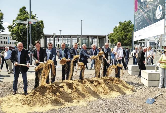 Heidelberger Hauptbahnhof:  Verkehrsminister Herrmann kam zum Spatenstich für den Umbau der Straßenbahnhaltestelle