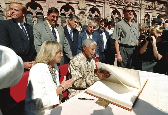 Schlossbesuch und Essen im "Ritter":  Wie Mandela die Heidelberger begeisterte