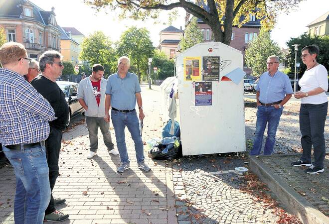 
		Heidelberg-Weststadt:  Und immer wieder überquellende Altkleidercontainer
		