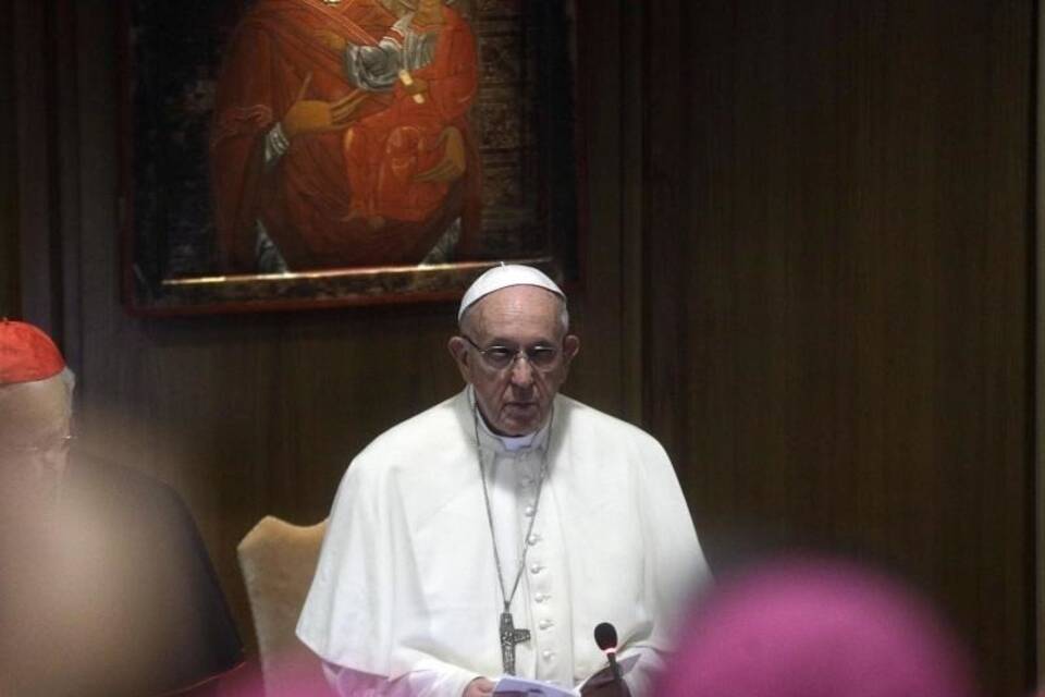 Papst bei Bischofssynode