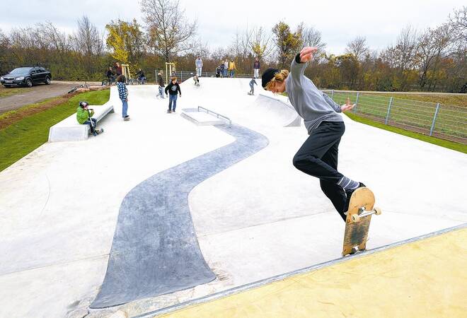 
		Neue Skateanlage in Wieblingen:  Wenn sich der Bürgermeister ein Skateboard leiht
		