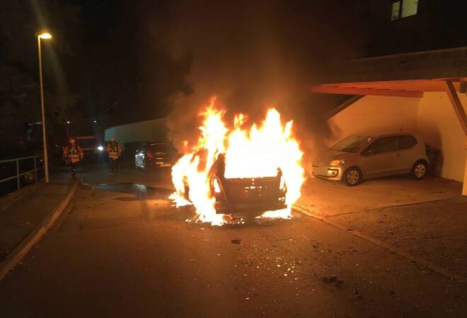 
		Schriesheim:  Auto brannte komplett aus
		
