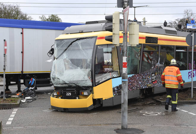 
		Schwerer Unfall in Karlsruhe:  Rotlicht missachtet - Lastwagen prallt in Straßenbahn (Update)
		