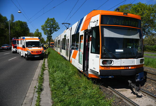 Mannheim:  Straßenbahn prallt frontal auf Auto (Update)
