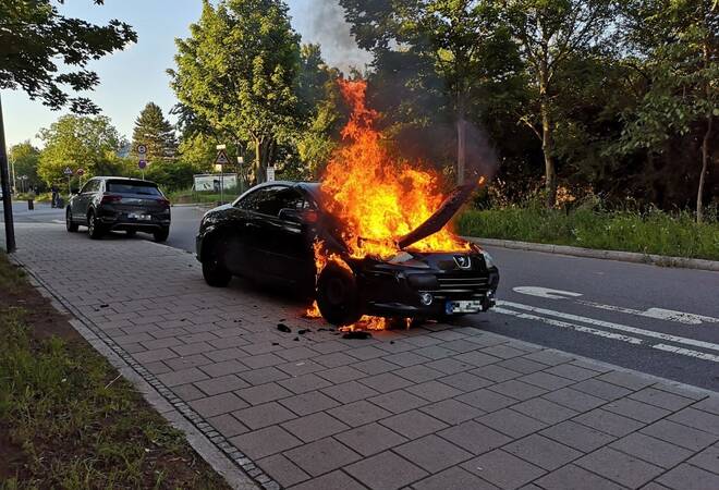 Heidelberg:  Auto brannte im Harbigweg aus
