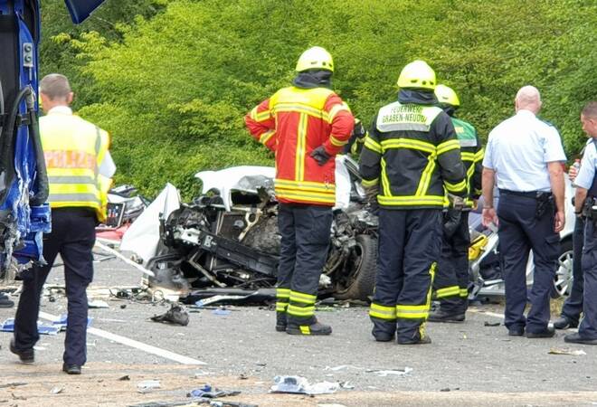 
		Tödlicher Unfall bei Graben-Neudorf:  Auto gerät auf Gegenfahrbahn und prallt frontal gegen Sattelzug
		