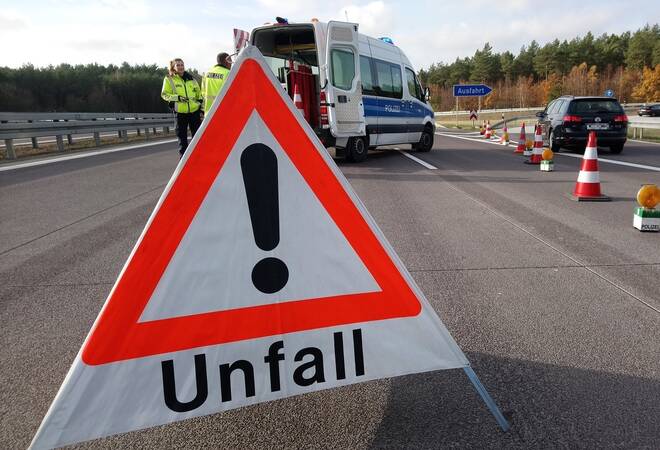 
		A5 bei St. Leon-Rot:  Bremsvorgang zu spät bemerkt und Unfall gebaut
		