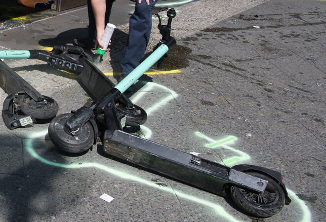 
		Heidelberg:  Autofahrerin fährt auf E-Roller auf
		