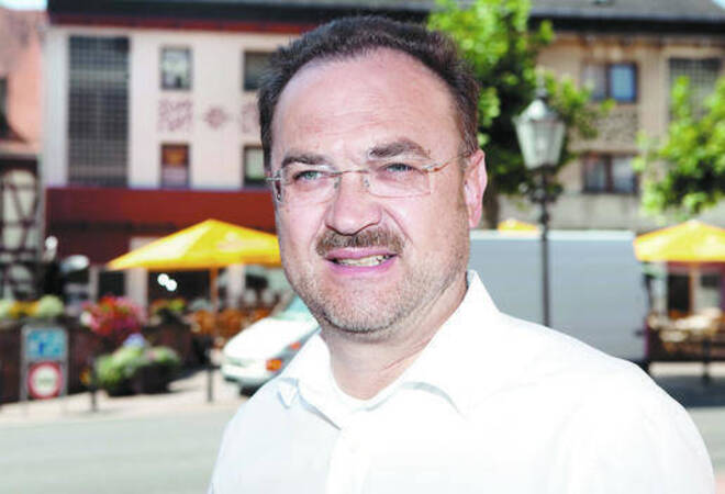 ... verabschiedet: der Neckarsteinacher Bürgermeister Eberhard Petri.